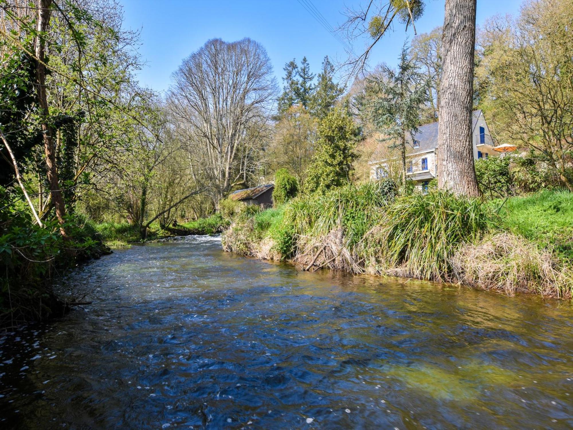 Superb Holiday Home With Private Garden Yvias エクステリア 写真