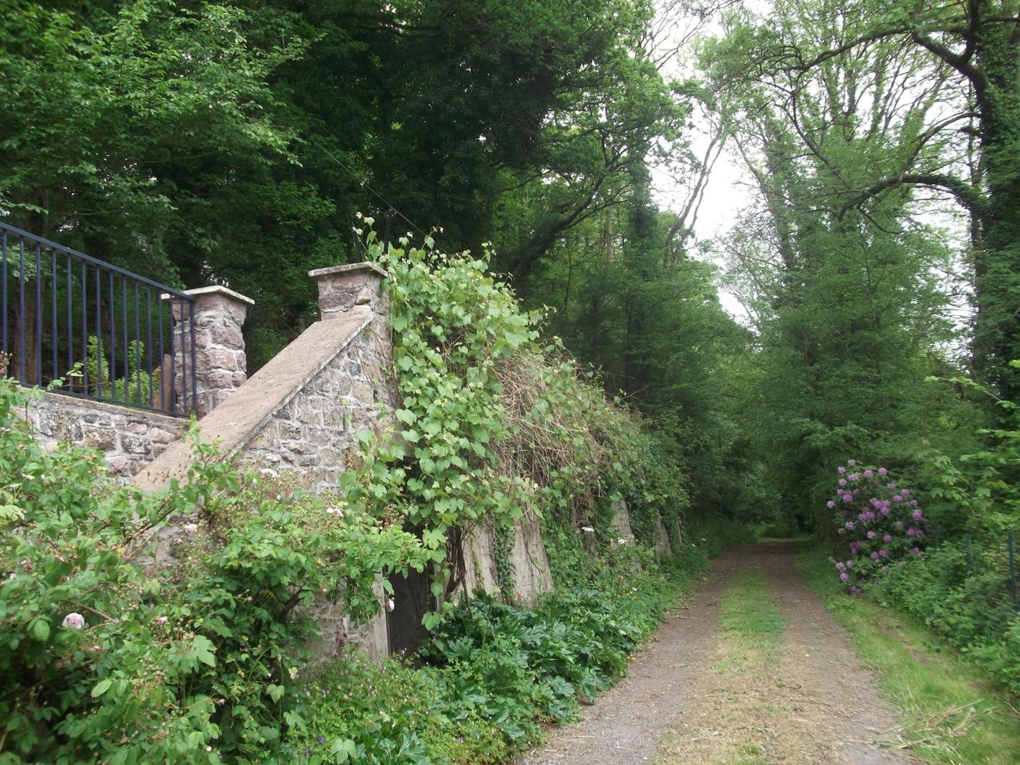 Superb Holiday Home With Private Garden Yvias エクステリア 写真