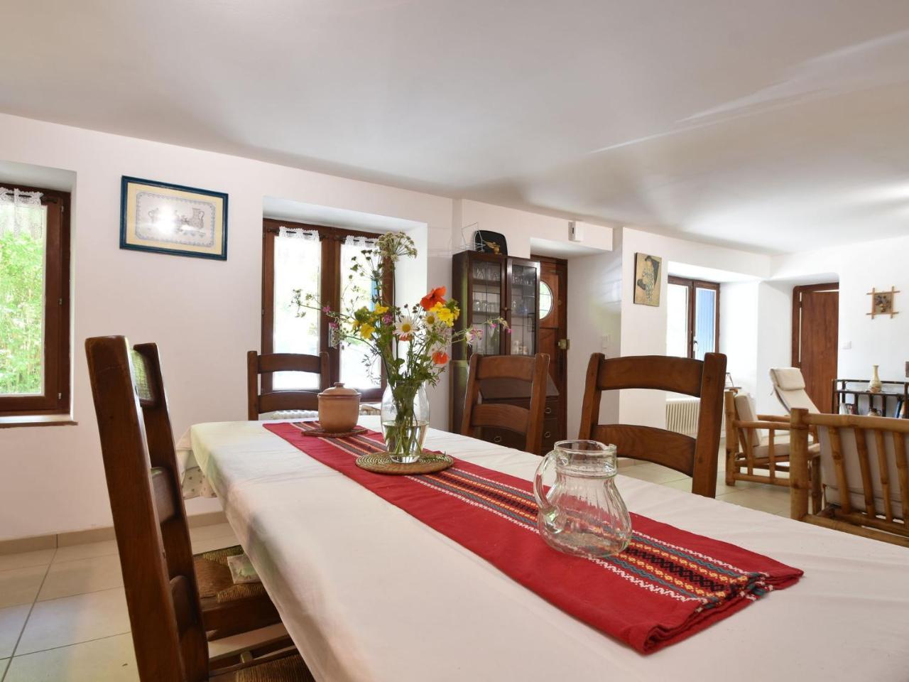 Superb Holiday Home With Private Garden Yvias エクステリア 写真