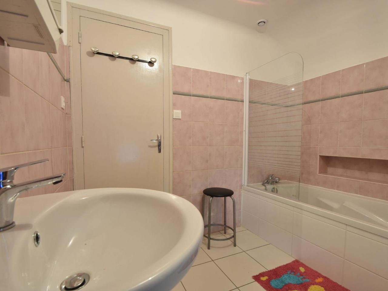 Superb Holiday Home With Private Garden Yvias エクステリア 写真