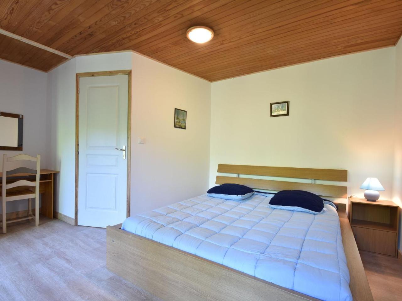 Superb Holiday Home With Private Garden Yvias エクステリア 写真